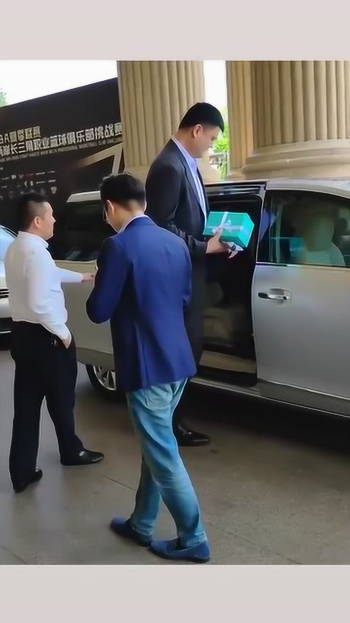 姚明的身高一般车还坐不进去除非是无篷车