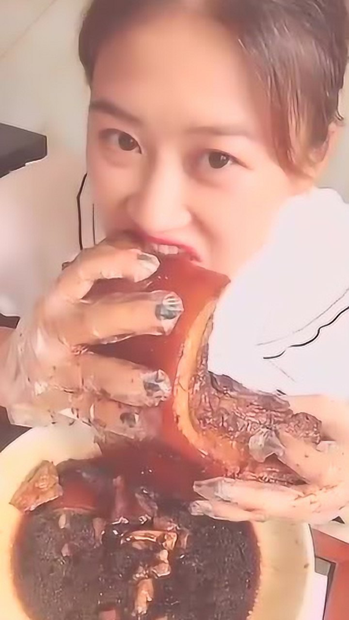 大肥肉接着造起来美女大口吃肉真过瘾看得好有食欲