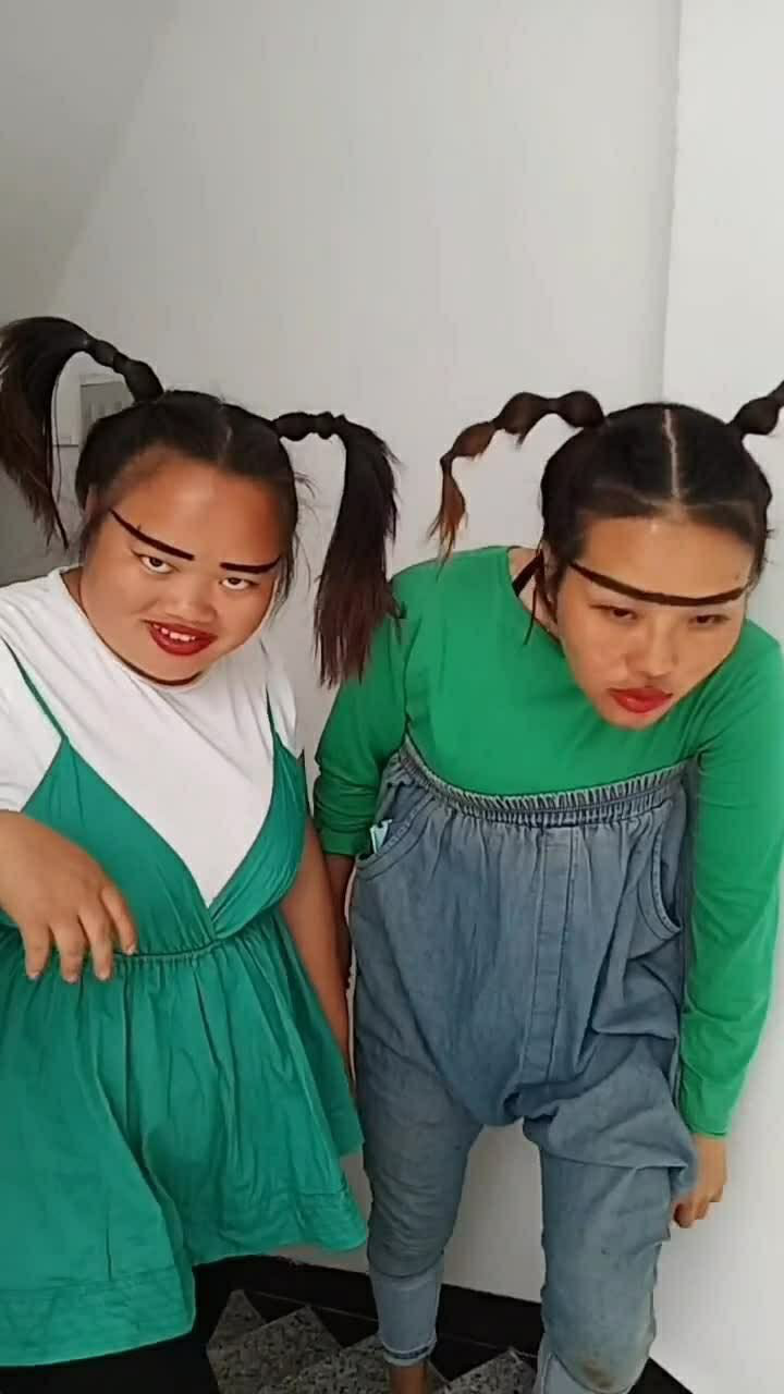 我们村的两个大傻子出来了,真的是太逗了!