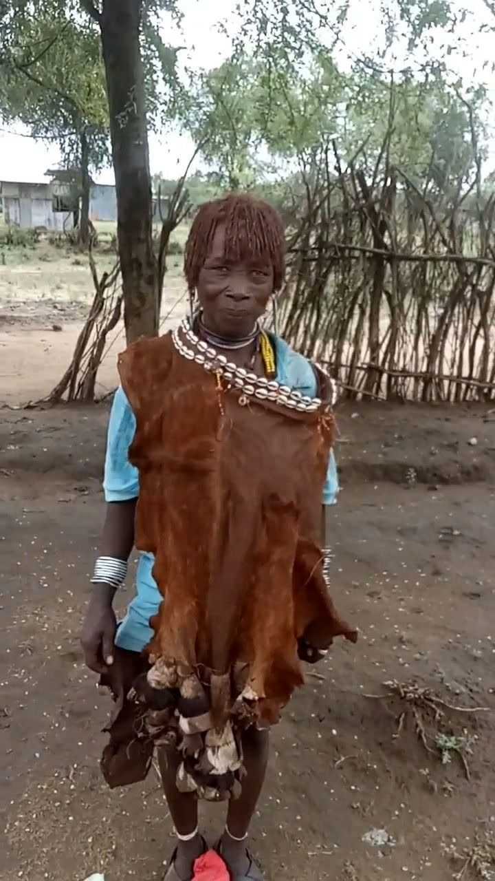 这是原始部落的一位美女她身上的衣服都是穿的兽皮