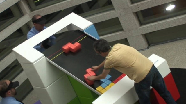 外国商场空降"真人"俄罗斯方块,自己亲手操作,结果玩嗨了!