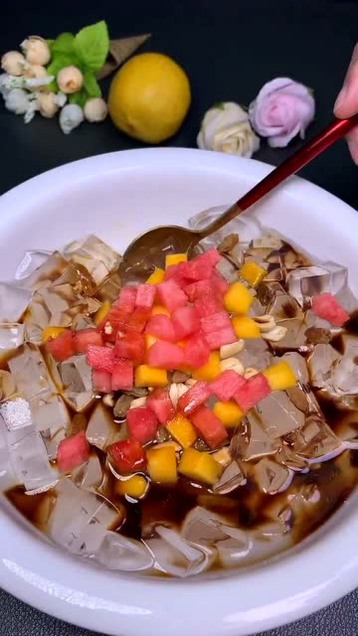 分享给大家一道水果凉粉的做法,冰冰凉凉非常适合夏天吃!