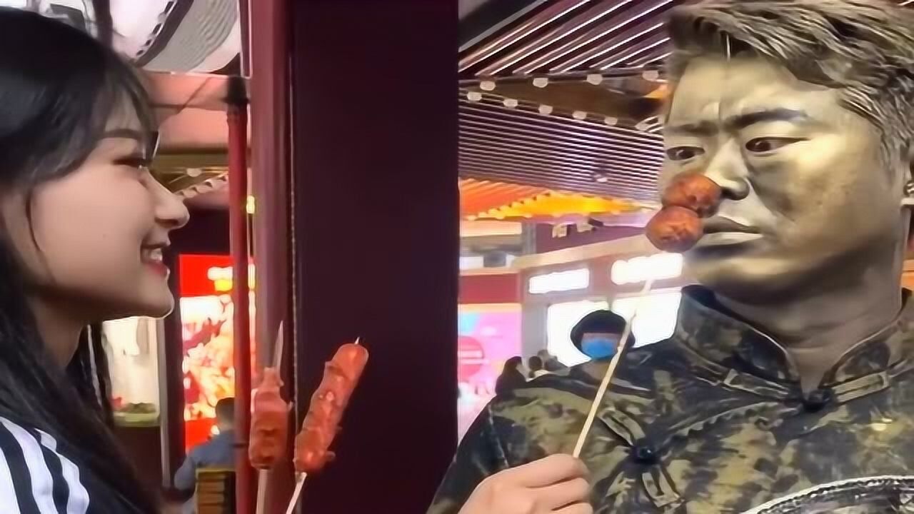 一向敬业的铜人宝哥没想到在美食面前竟忍不住笑场