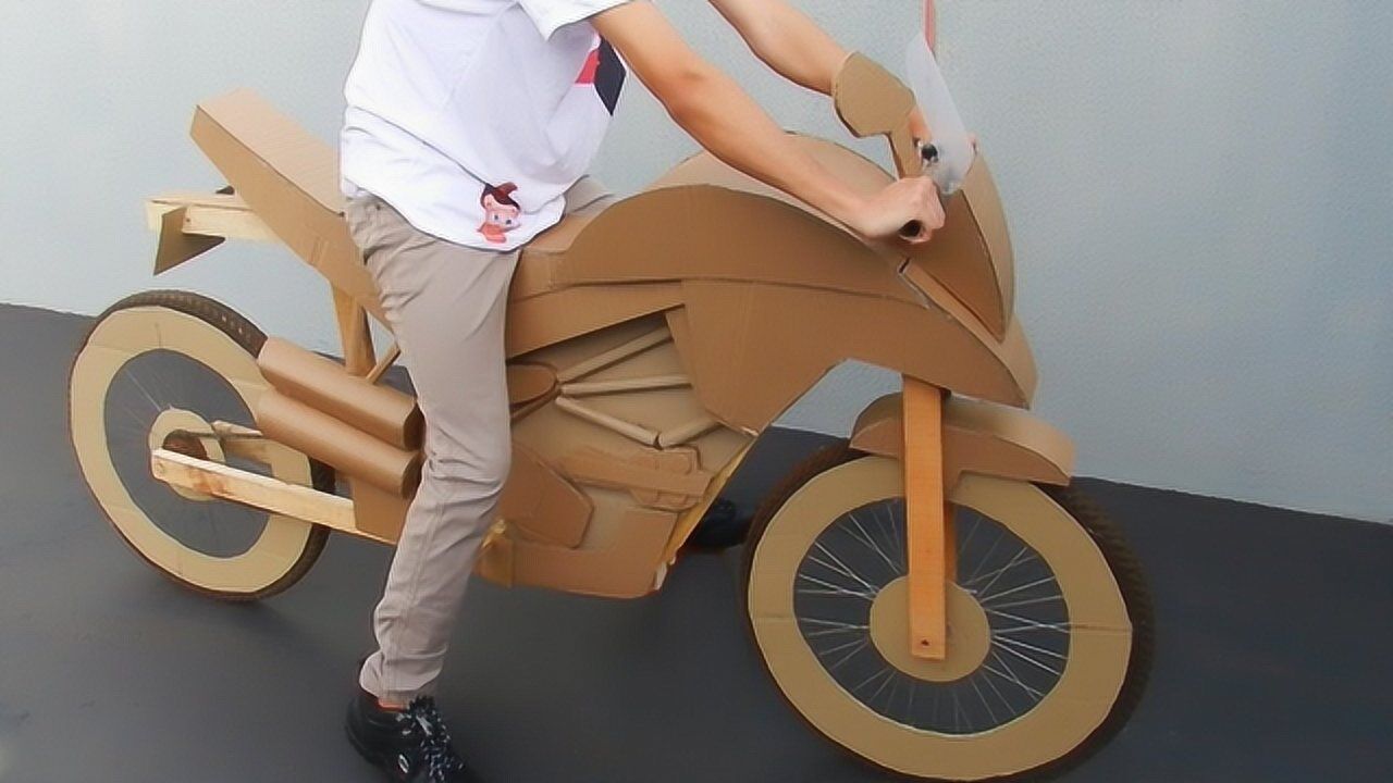 大神用纸箱做摩托车,成品完成的一瞬间,你猜怎么着!