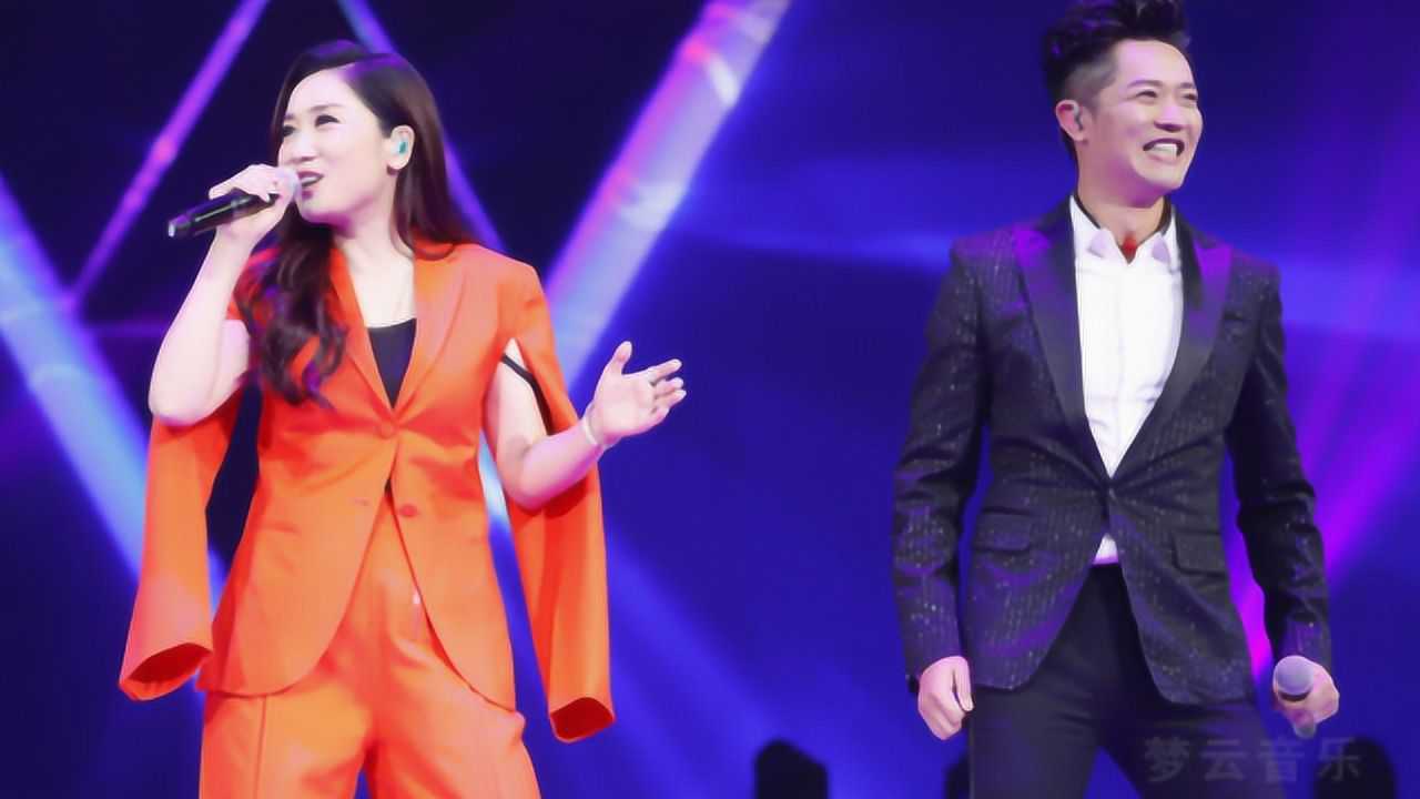 凤凰传奇现场演唱光芒一开口就是天籁实在太好听了