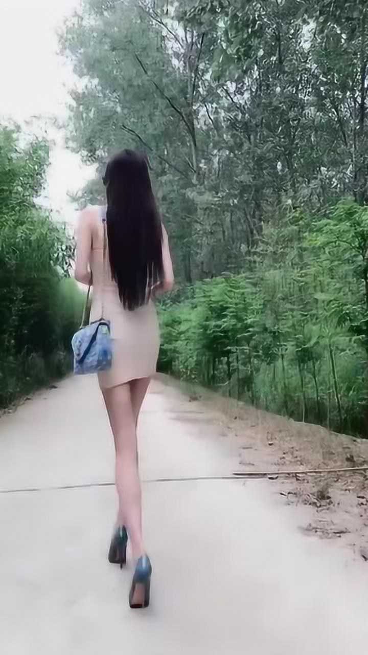 大长腿美女的背影太好看穿上高跟鞋更是韵味十足