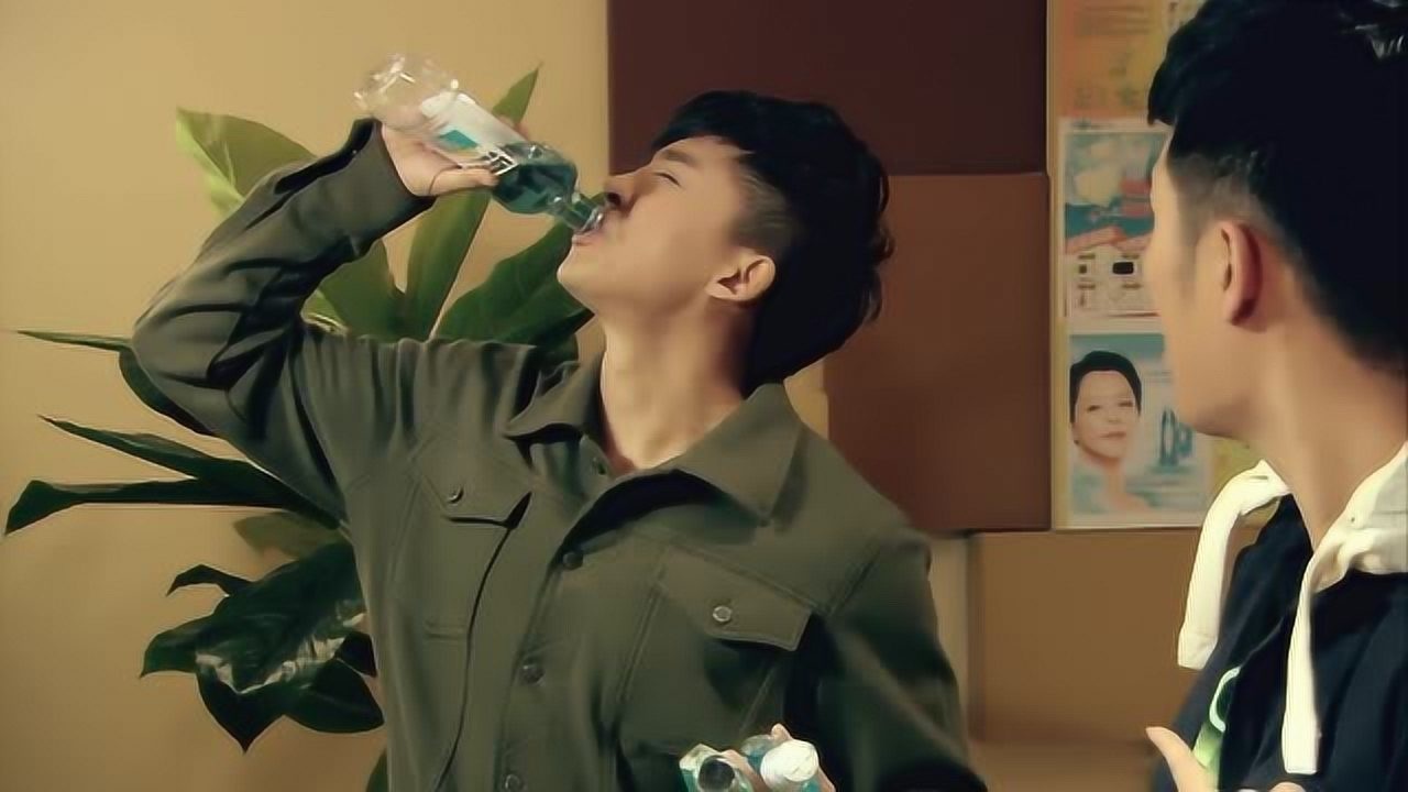 爱情公寓:张伟疯了,狂喝漱口水,诺澜看呆了!