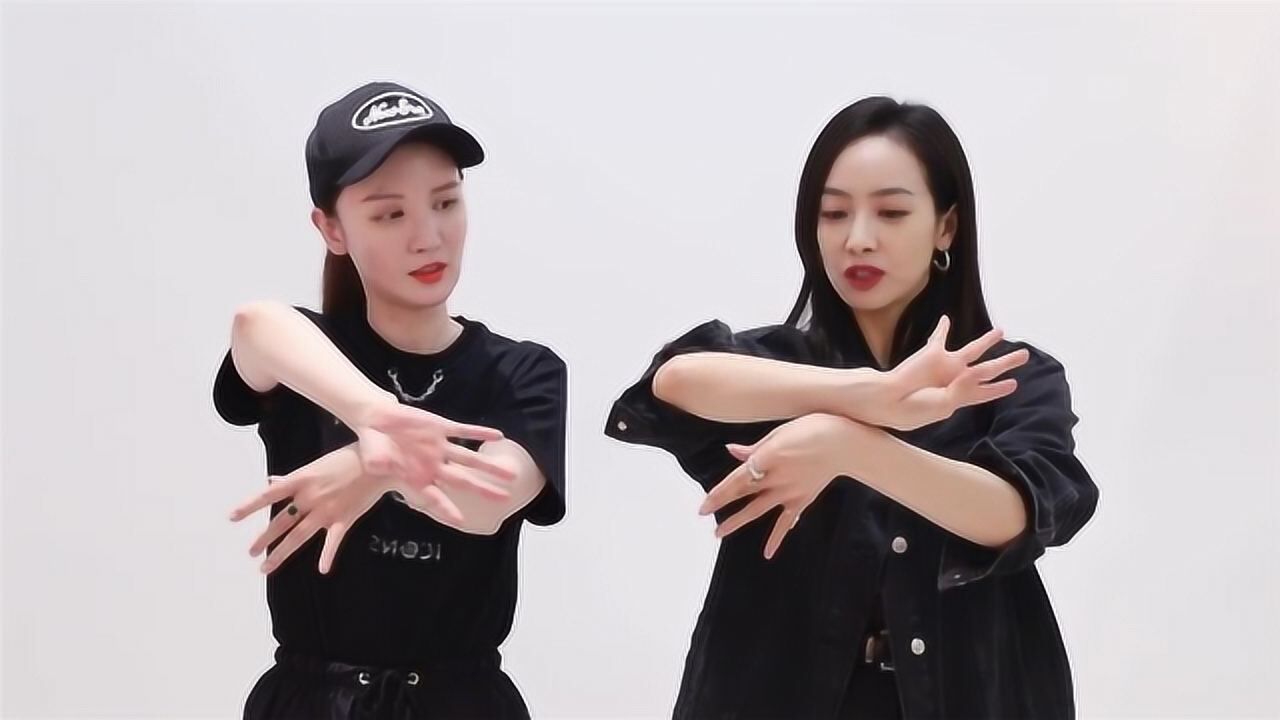 张萌跟宋茜学摇花手练舞到深夜,恶补女团知识记笔记超勤奋