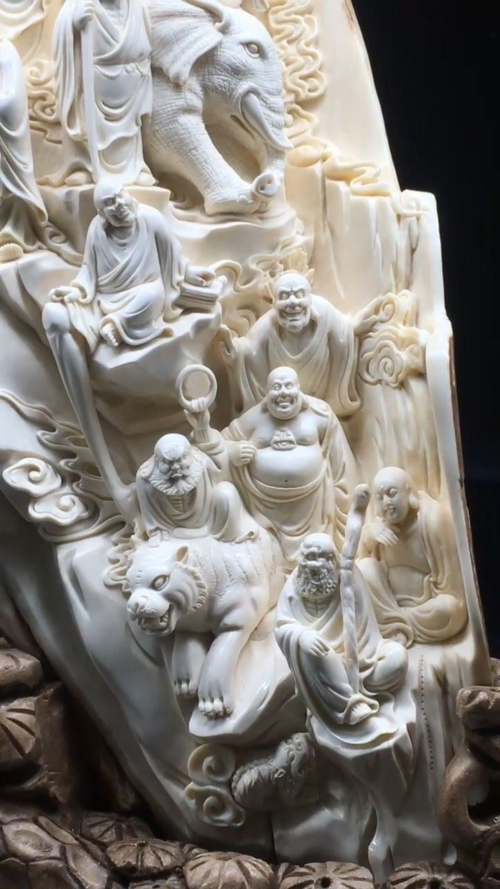 一大块象牙根雕刻的十八罗汉雕工细腻非常好看