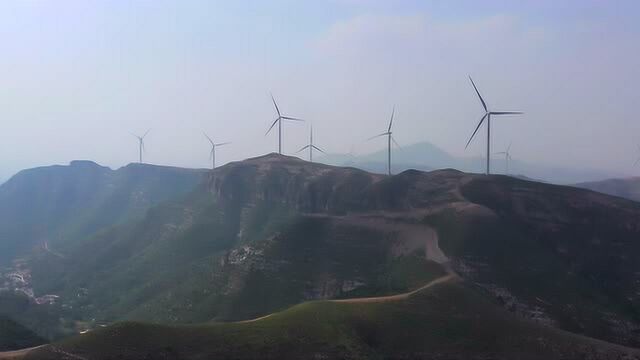 02:50航拍济南章丘九顶山,奇峰峻岭连绵起伏,山上有很多风车