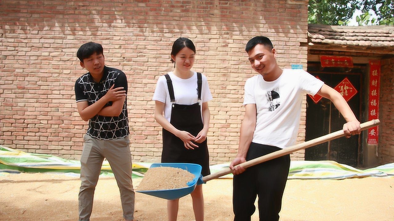 农村小伙小飞第一次被莎莎关心,心里暖和和的,二人感情升温