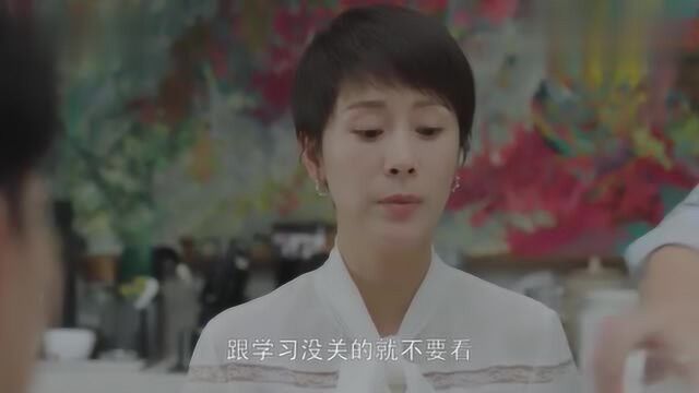 儿子在床底下藏杂志,结果被妈妈发现了,这暗示儿子没听懂!