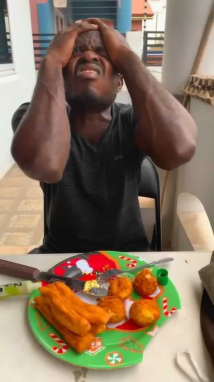 非洲小伙吃芥末辣的脑瓜子嗡嗡的本以为自己可以征服没成想翻车了哈哈