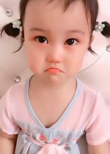 小女孩哭了,这委屈的表情,看着真让人心疼!