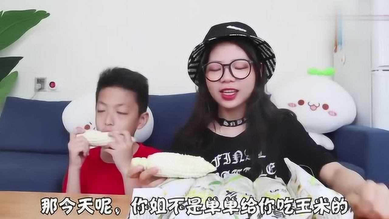 阿鱼酱和梁东海比赛吃牛奶玉米看谁最快把一根玉米给吃完
