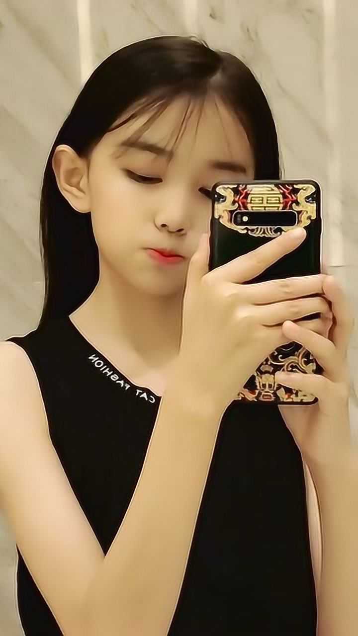 童模宋小睿对着镜子搞怪自拍这才是童年该有的样子真是活泼可爱