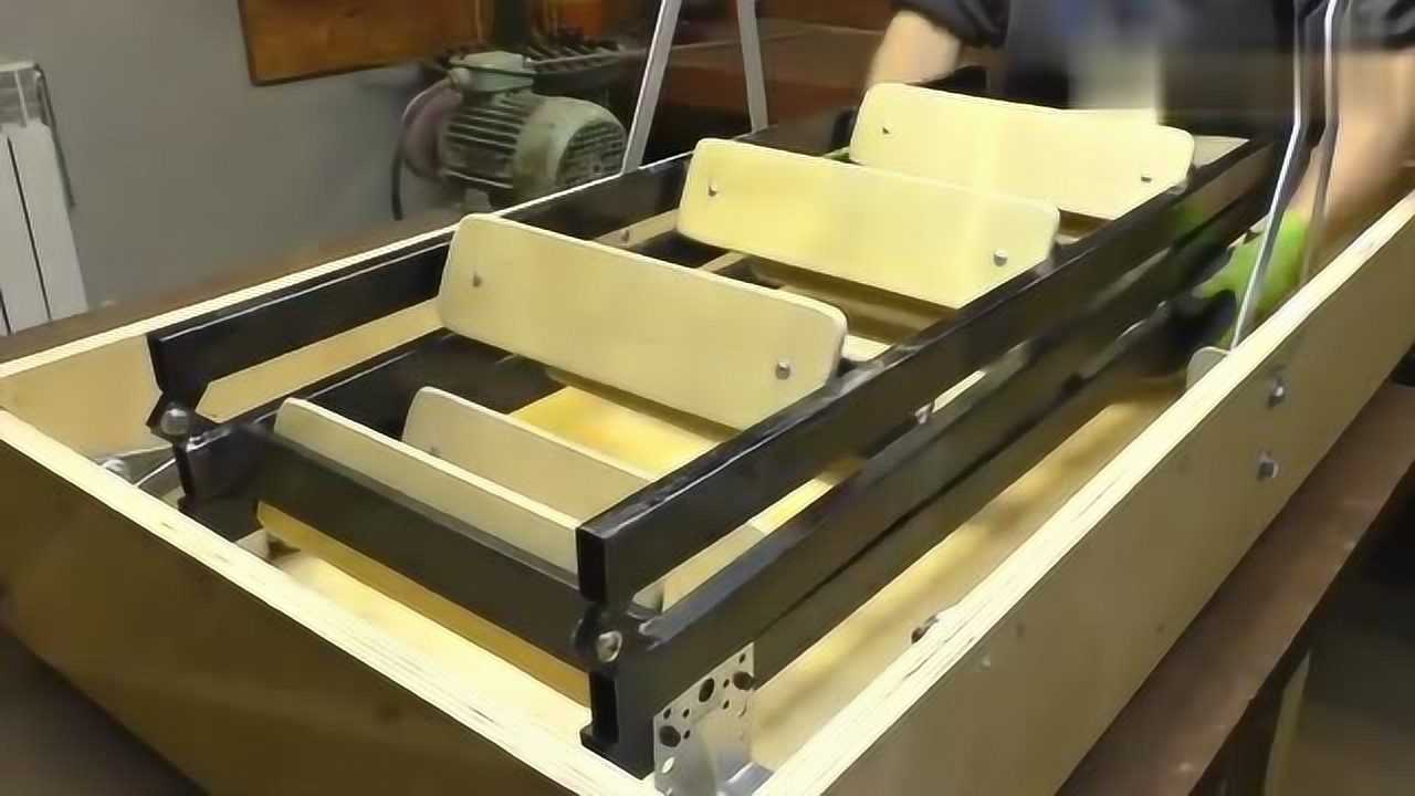 牛人自制一个折叠式楼梯,省空间又美观,我怎么没想到呢!