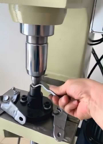 推荐好方法:使用液压旋铆机,铆接汽车零部件