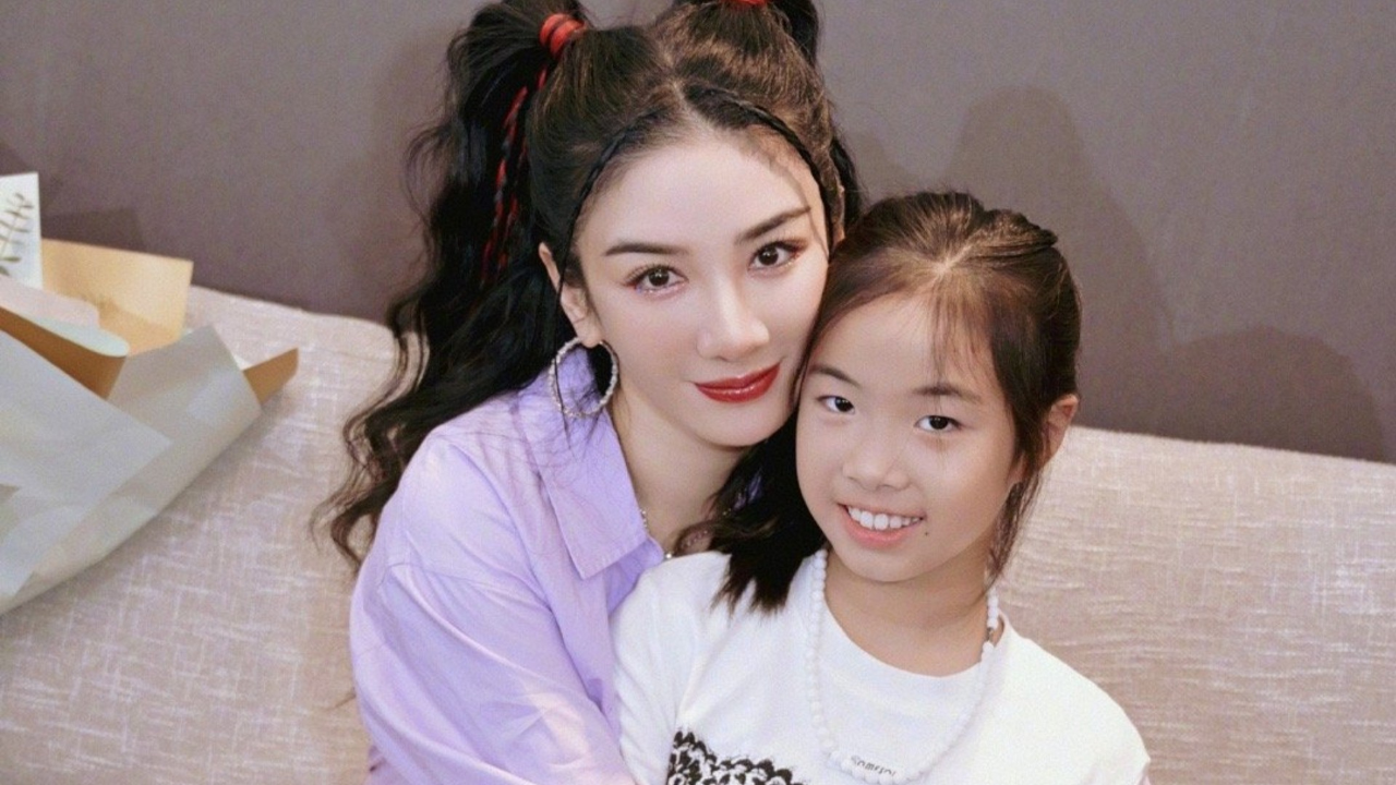 黄奕带女儿三亚旅游,11岁铛铛颜值长开变高级脸,母女俩相处像姐妹