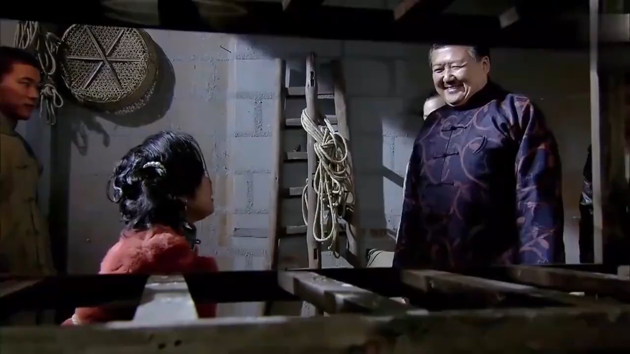 暗花:地痞准备欺负黑老大女人,下秒警察及时赶到,地痞瞬间怂了