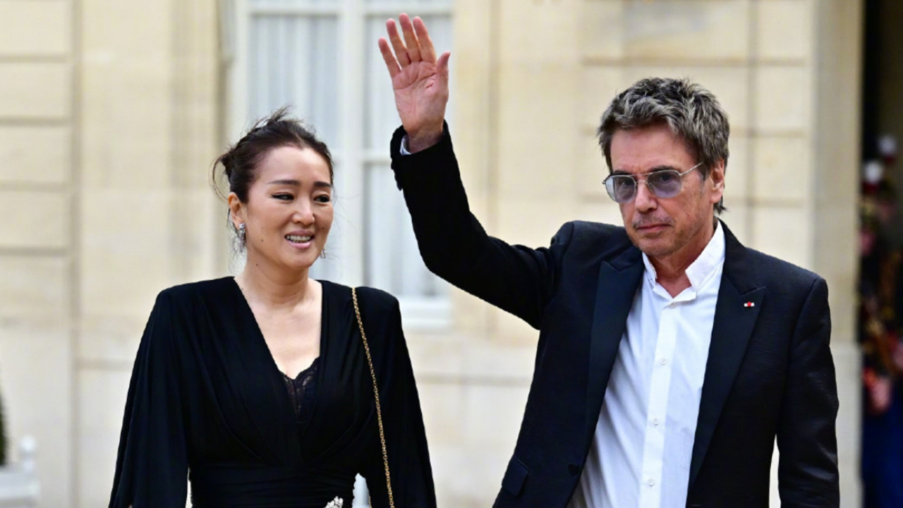 巩俐与75岁老公出席中法国宴,走路带风气场全开,夫妻俩大秀恩爱