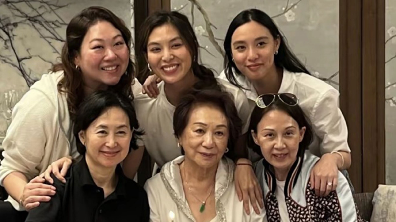 何超琼低调庆祝母亲节,与干女儿合照一脸慈祥,无儿无女仍幸福