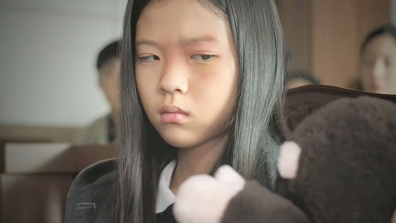 男孩将继母的行为告上法庭,女孩却不敢出面指认她《小委托人》