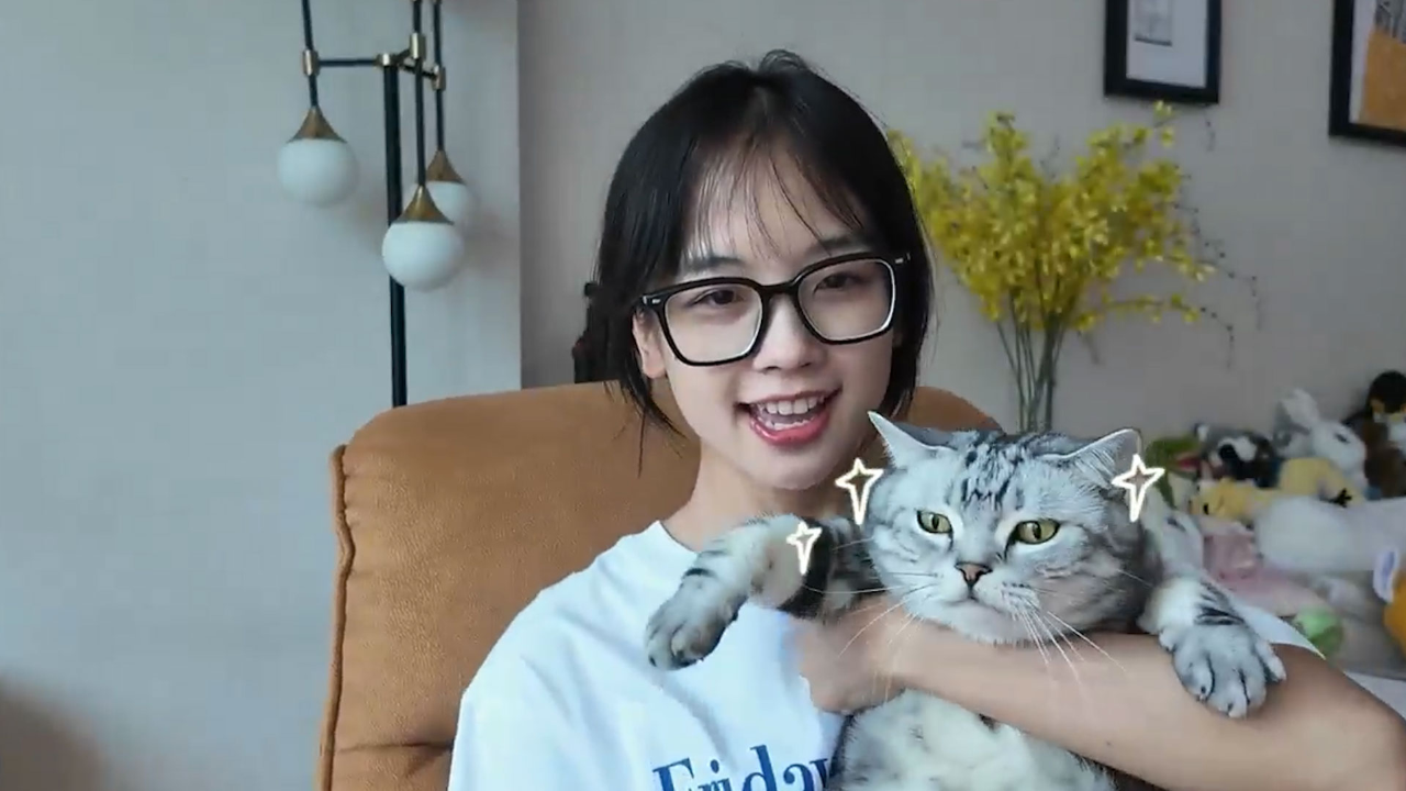 王冰冰素颜抱猫出镜,撞脸自家猫咪,女神也是隐藏的"猫奴"大师