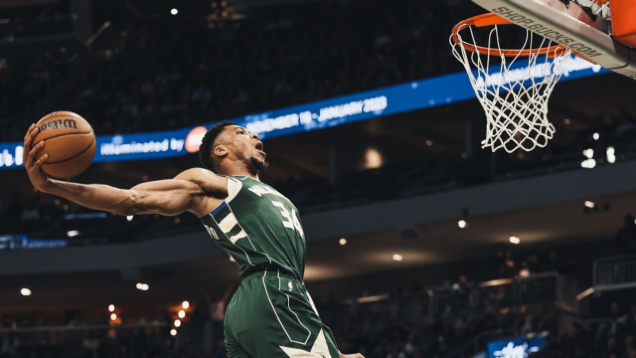 55分生涯新高!字母哥五佳球:滞空拉杆上篮 大风车暴扣