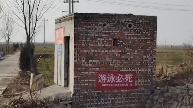 男子路遇劝阻野泳硬核标语,竟是学校和幼儿园联合发布:简单明了又省钱