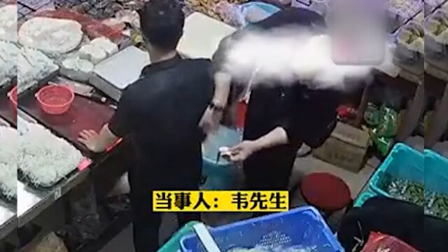 柳州一男子被陌生人贴膏药后晕倒 推销膏药男子被警方带走调查