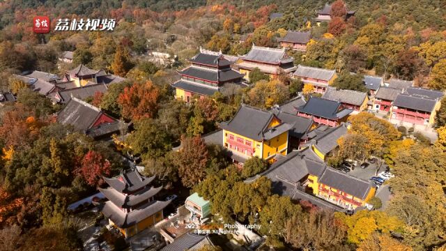 古朴清幽!杭州飞来峰下古建筑邂逅多彩秋天