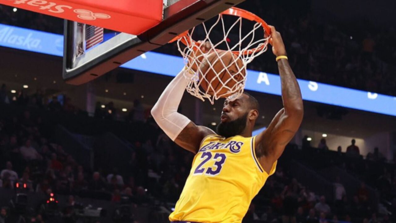 露发狠表情!詹姆斯35分9助攻集锦:暴扣后仰超远三分秀翻天