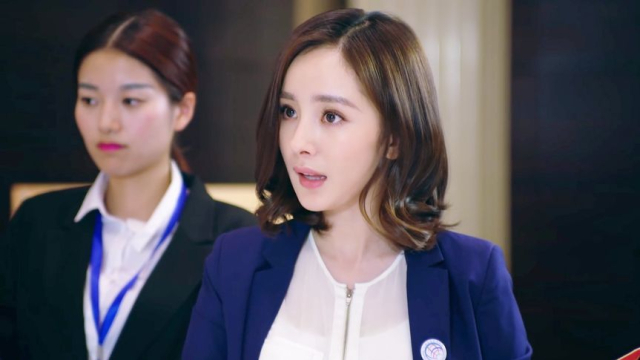 翻译官小胖子现场翻译出错杨幂不计前嫌及时出手帮助