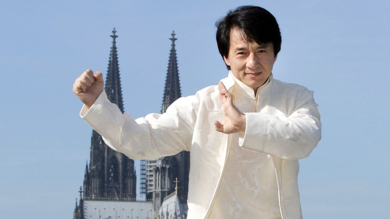 成龙发文庆祝70岁生日:能老是一件幸运的事,请大家放心我的身体