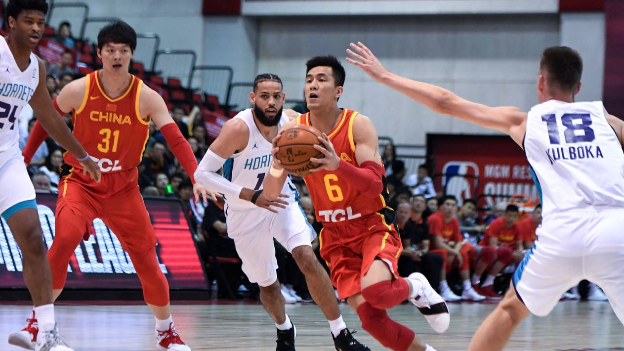 郭艾伦这球有多精彩?变向晃倒nba后卫 观众起立欢呼 大侄子太秀