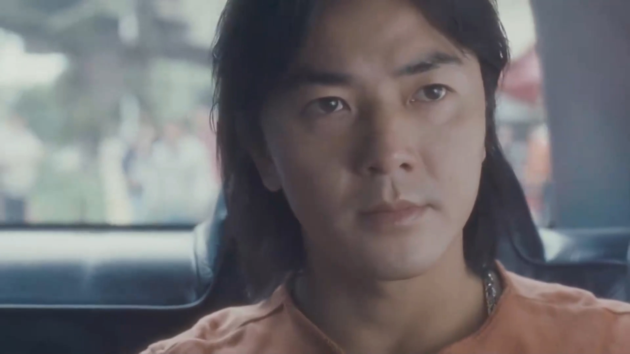 陈浩南要去执行任务,为了不拖累女友,把她锁在厕所里