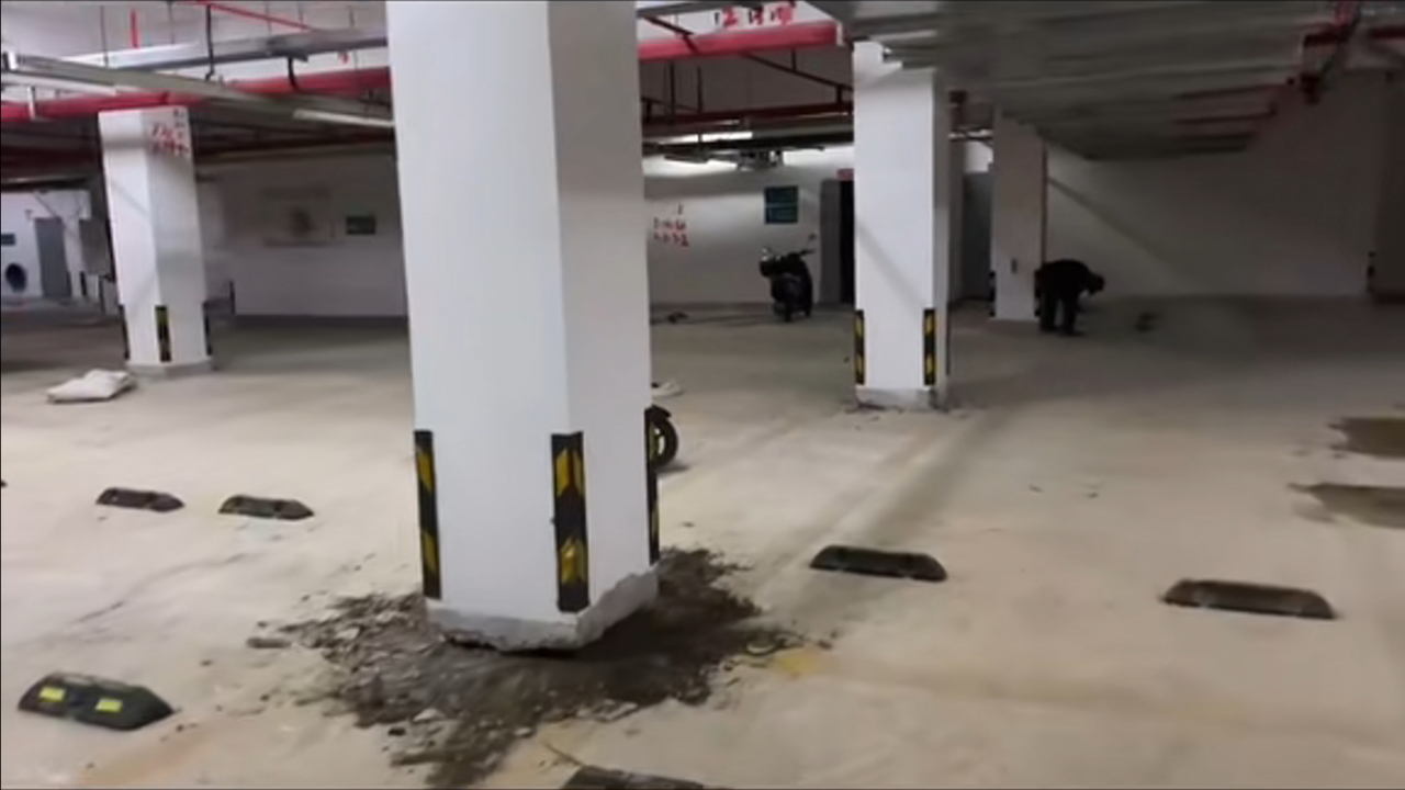 网友发视频称小区地下车库的多根柱子悬空,住户直呼吓死人,物业:整改