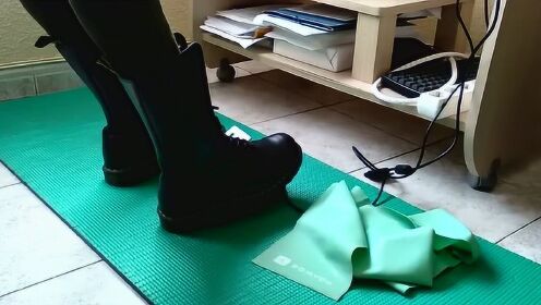 媳妇儿穿上马丁靴玩赛车游戏踩踏板