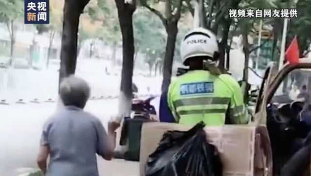 “谢谢你,宝贝!”交警牵老人过马路获宠溺道谢