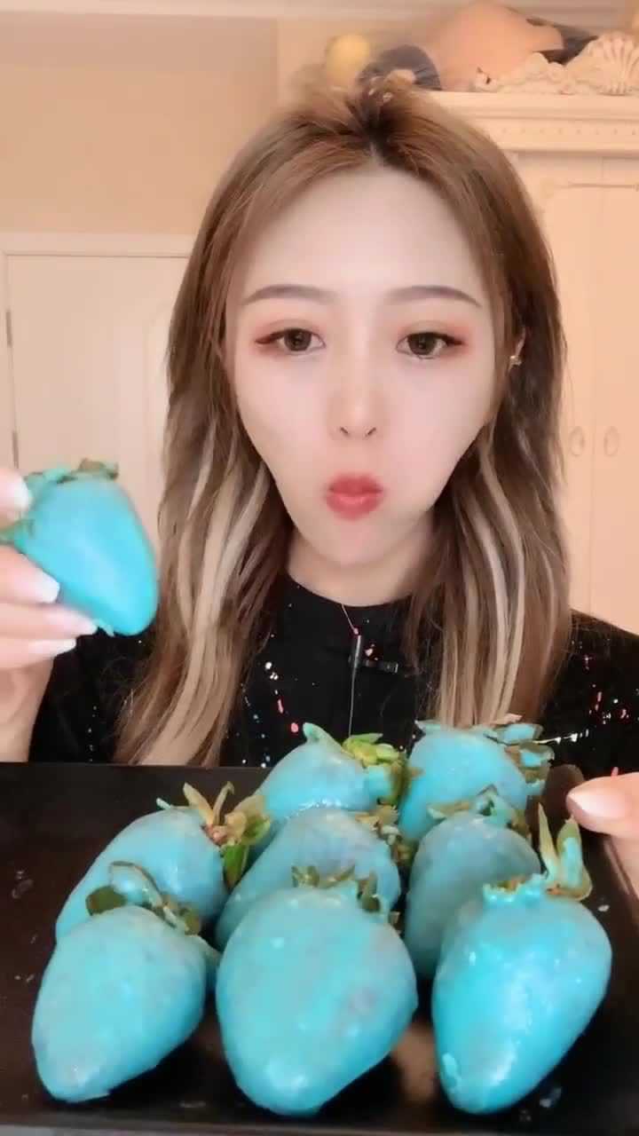 吃冰小姐姐,这次吃着冰皮草莓,吃得太独特了