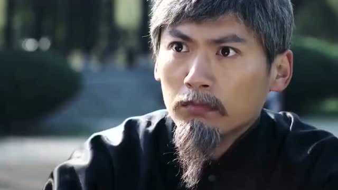 抗日神剧:抗日英雄乔装成老者,没想到接头的是鬼子