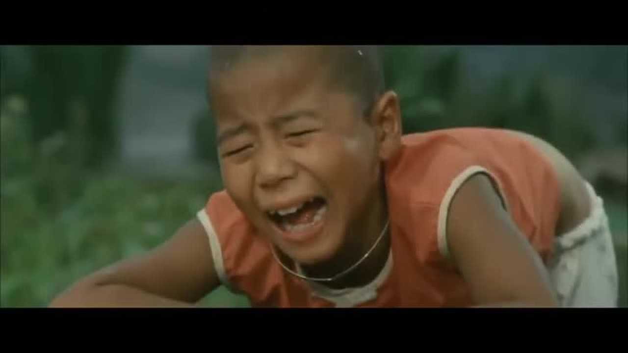 爸爸拿棍子怒打孩子屁股，调皮孩子直接在屁股上藏一个铁盆！_腾讯视频