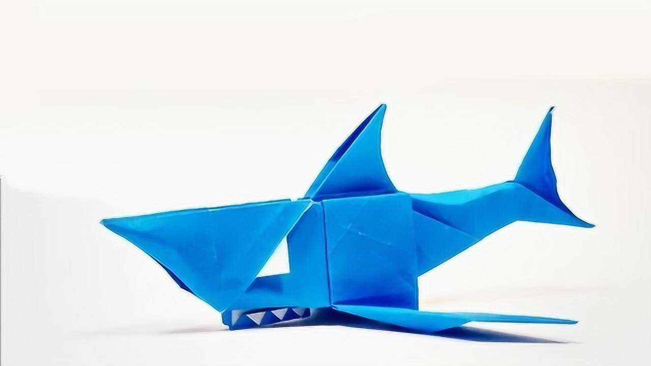 很有卡通风格的折纸鲨鱼折好放在桌上越看越有意思