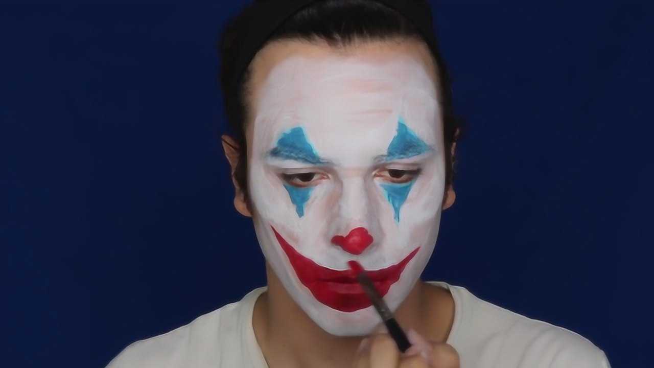 男子化妆打扮成经典人物小丑,你知道这个角色是如何风靡全球的吗