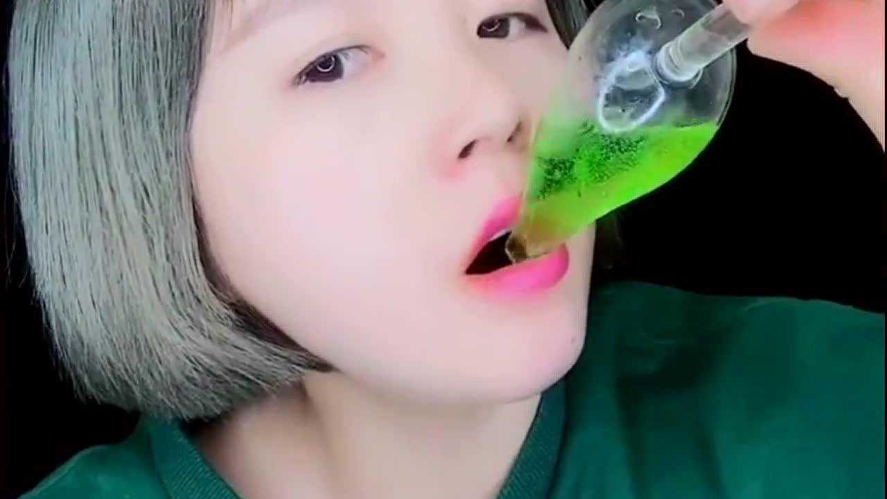 声控小姐姐,没想到喝水的咕噜声,会这么过瘾让人百听不厌!