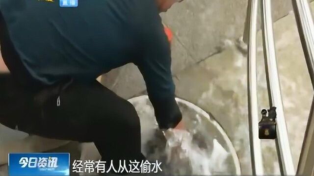 广场惊现“喷泉”,水柱喷出2米高,供水公司:有人偷水拧坏阀门