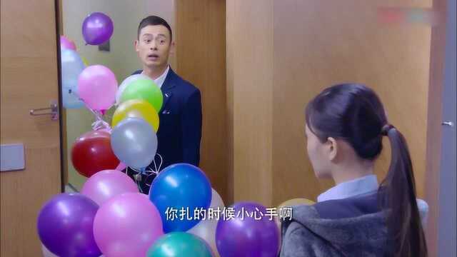 赵一鸣还真会哄女人,买气球给小小扎解气,太逗了!