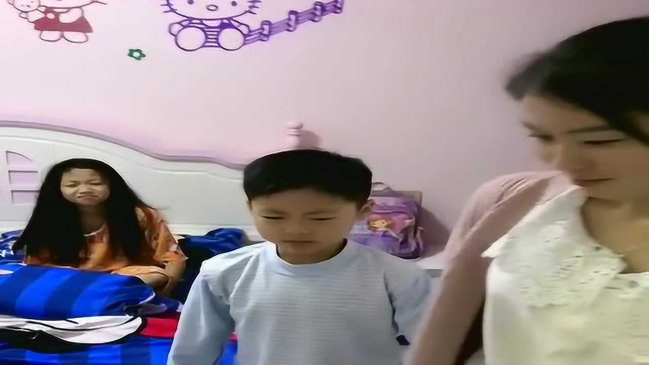 儿子都8岁了，还要和12岁的姐姐一起睡觉，妈妈可不惯着他！_腾讯视频