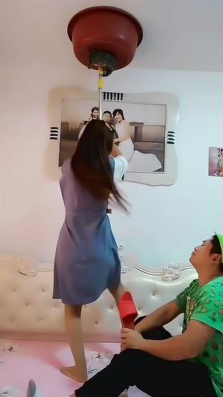 小伙趁机狠狠的打了老婆的屁股